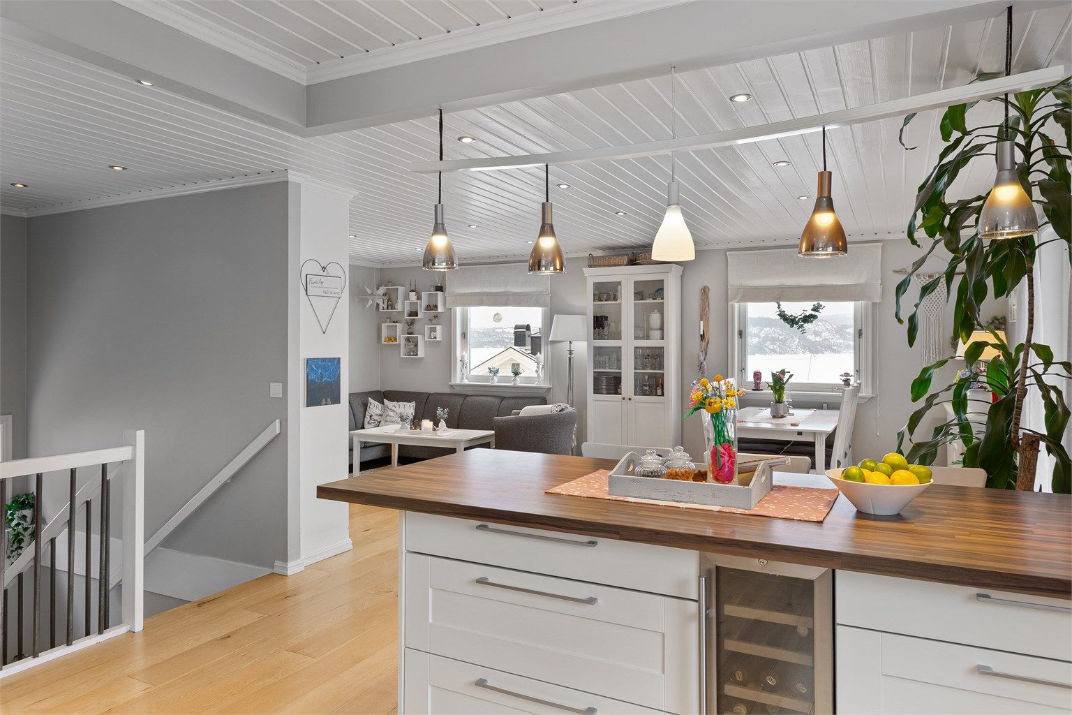 Luft-til-luft varmepumpe fra ca. 2021, plassert i trappegang.