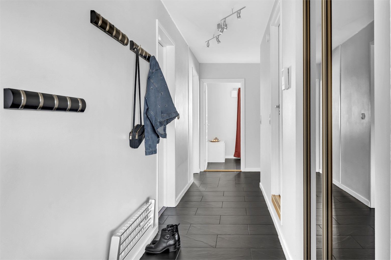 Leiligheten har en romslig entré, med garderobeløsning for yttertøy og sko.