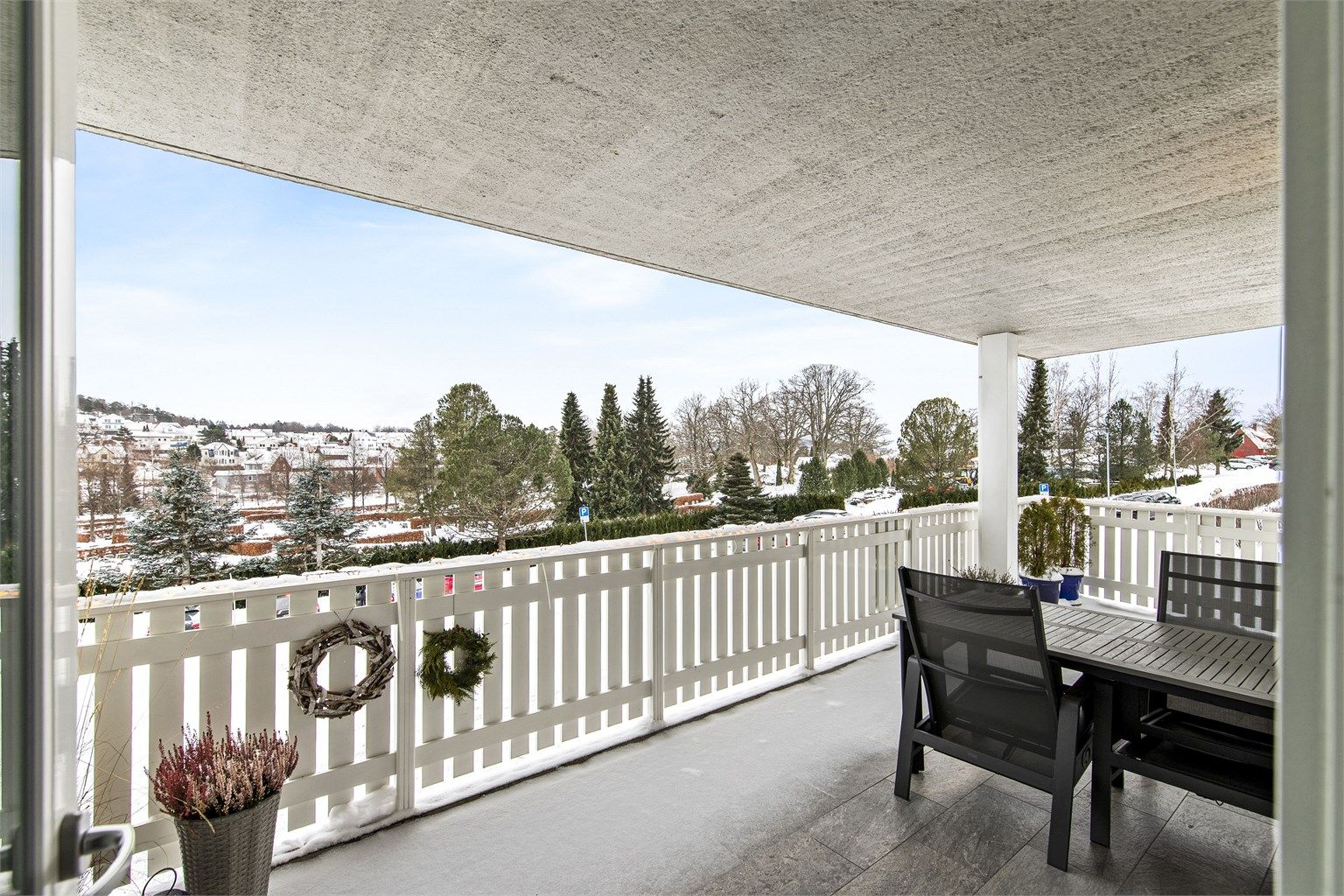 Overbygget balkong med gode solforhold