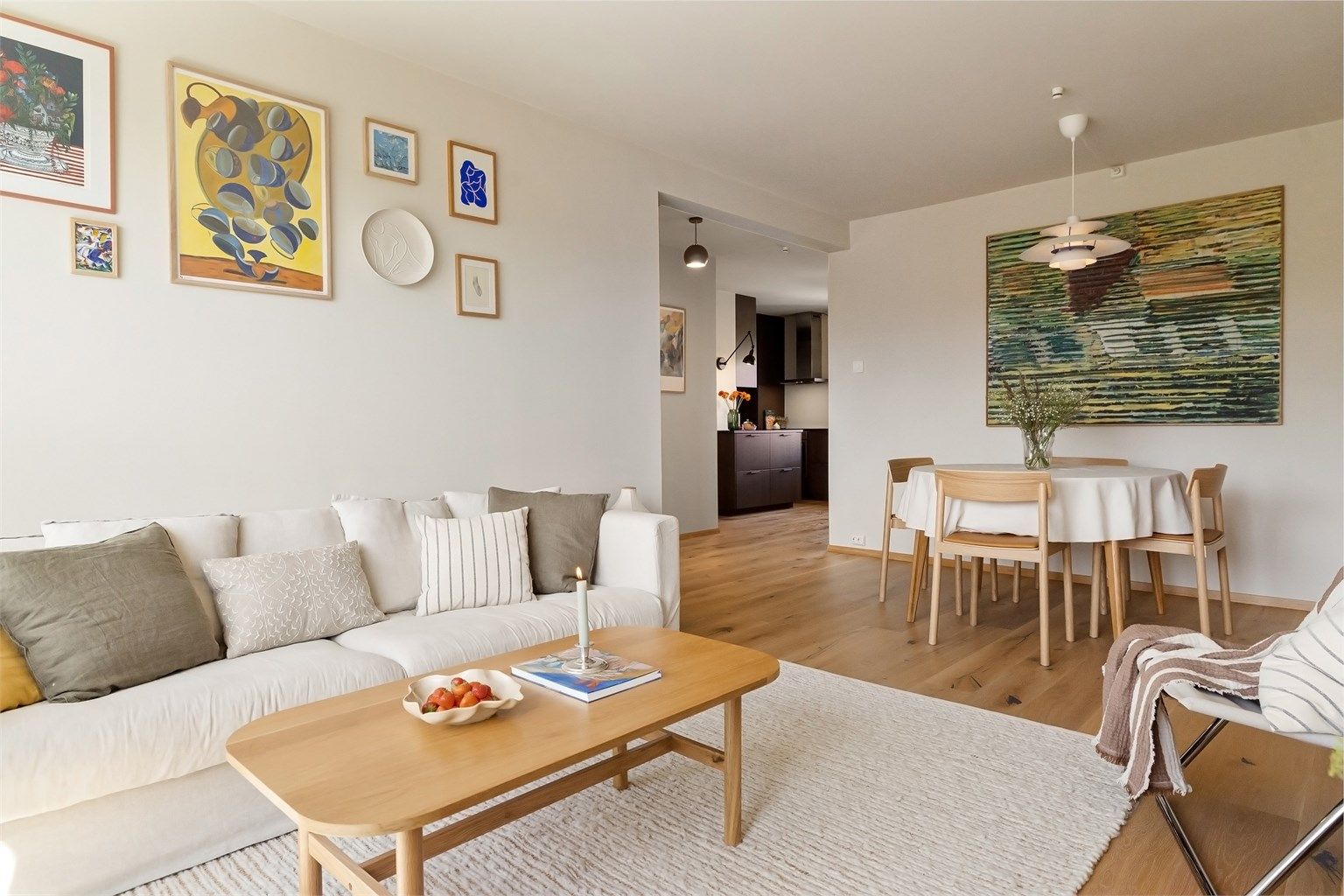 Boligen har en  gjennomgående planløsning med god kommunikasjon mellom stue og kjøkken