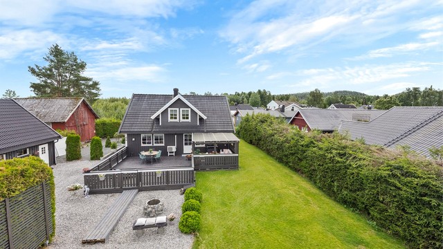 Beliggenheten er landlig, men samtidig sentral med kort vei til E6.