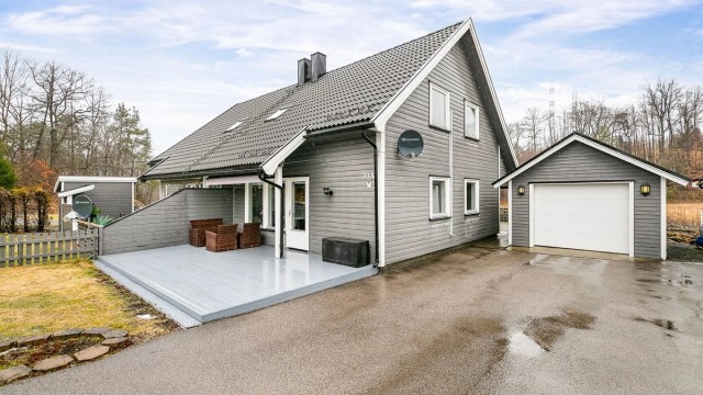 30A utgjør tomannsboligens sydlige halvdel og inneholder en familieorientert romløsning med blant annet tre store soverom.