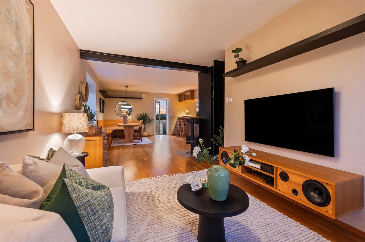 Romslig stue med plass for sofa, tilhørende salongbord, tv-seksjon og annet møblement om ønskelig. 