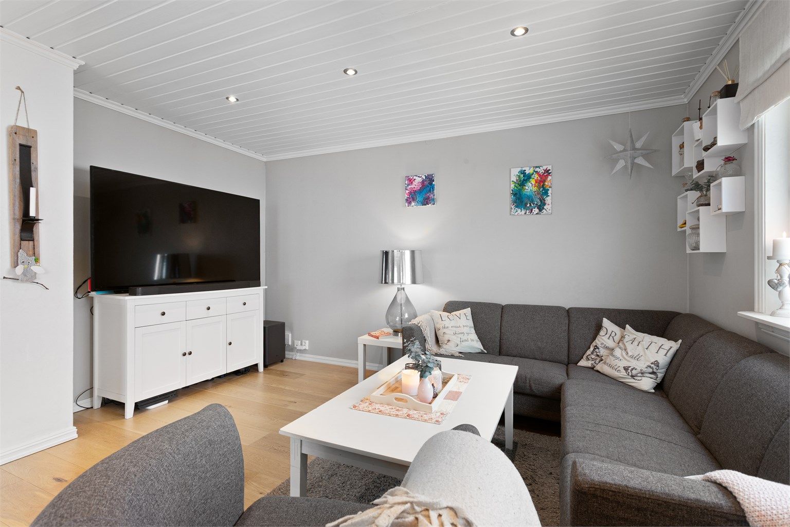 En egen sone for TV-krok gir en naturlig inndeling av stuen.