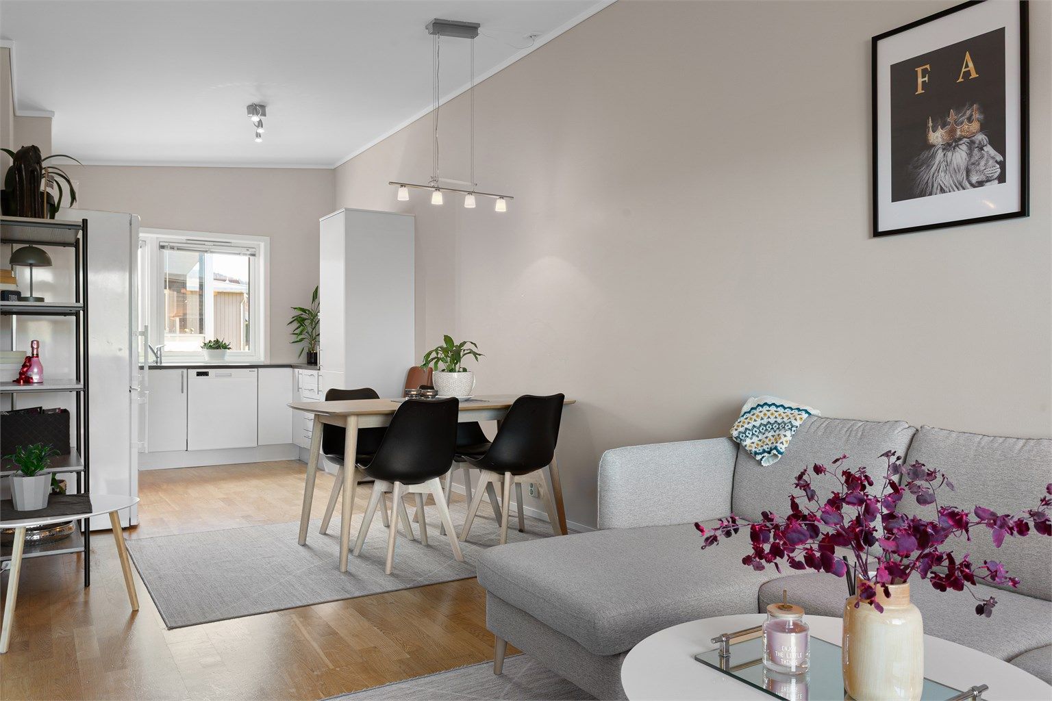 Spisestuen fungerer som et naturlig bindeledd mellom kjøkkenet og stuen, perfekt for sosiale sammenkomster.