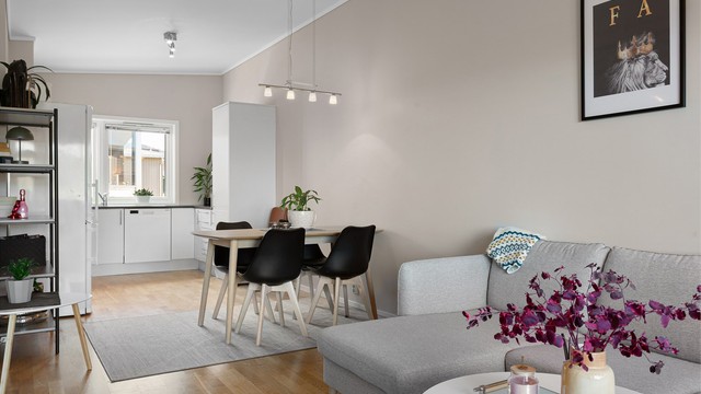 Spisestuen fungerer som et naturlig bindeledd mellom kjøkkenet og stuen, perfekt for sosiale sammenkomster.