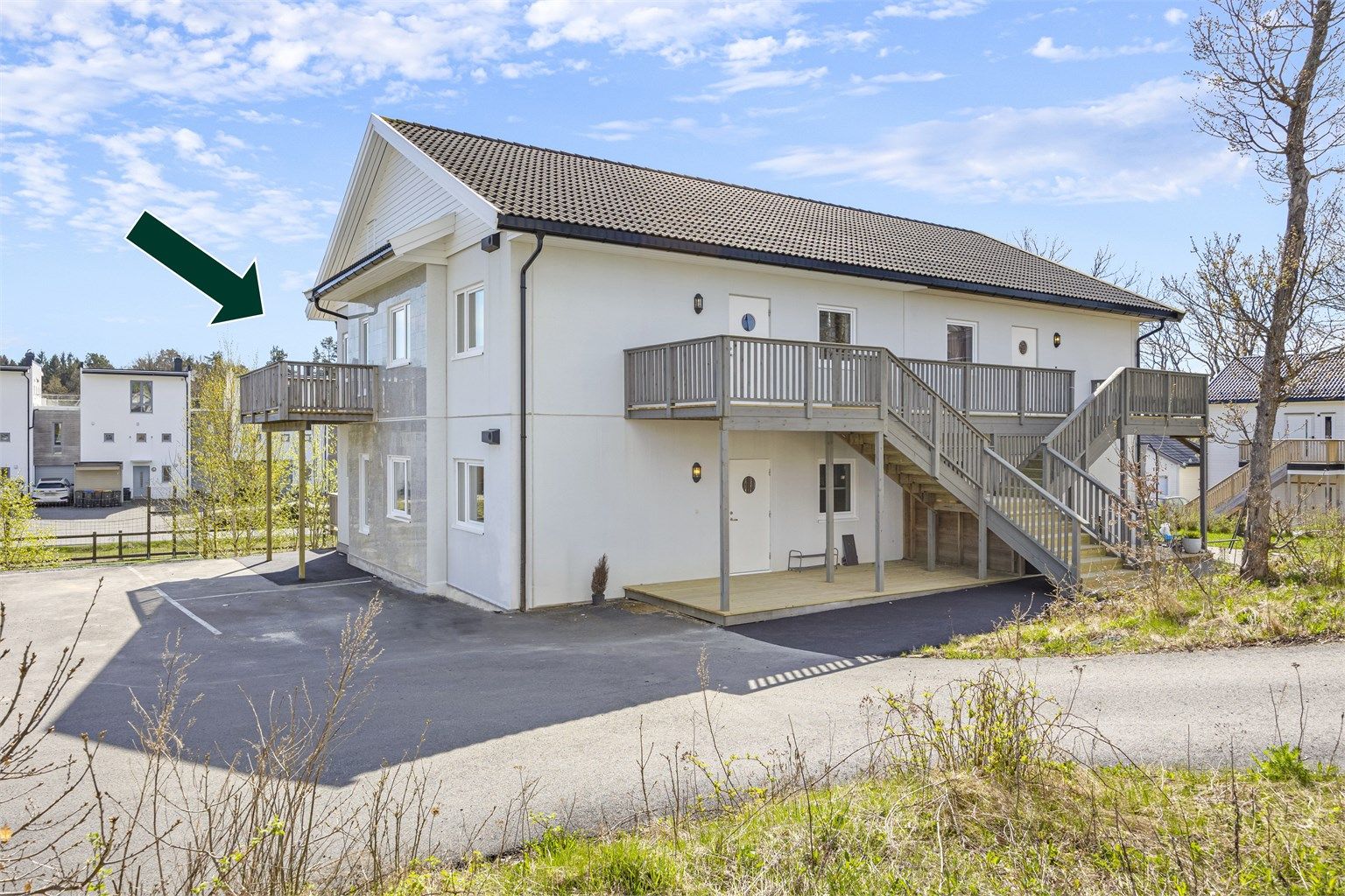 Oppusset leilighet i 2. etasje med nytt terrassedekke og romslig uteplass