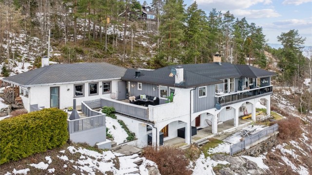 Velkommen til Torvvikveien 59! Presentert av eiendomsmegler Anniken Øderud v/Krogsveen Nesodden. Foto: Per O. Skjellnan v/Efkt