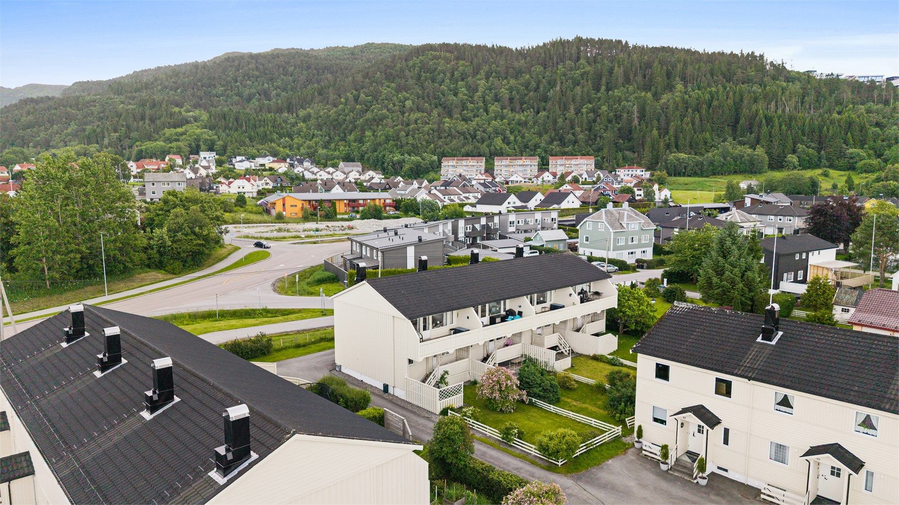 Kort gangavstand til Spjelkavik barneskole, ungdomsskole og flere videregående skoler.
