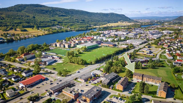Umiddelbar nærhet til dagligvarebutikker, skoler (barneskole, ungdomsskole og videregående skole), idrettsanlegg, turmuligheter og gode fritidsmuligheter. Gode bussforbindelser med umiddelbar nærhet.