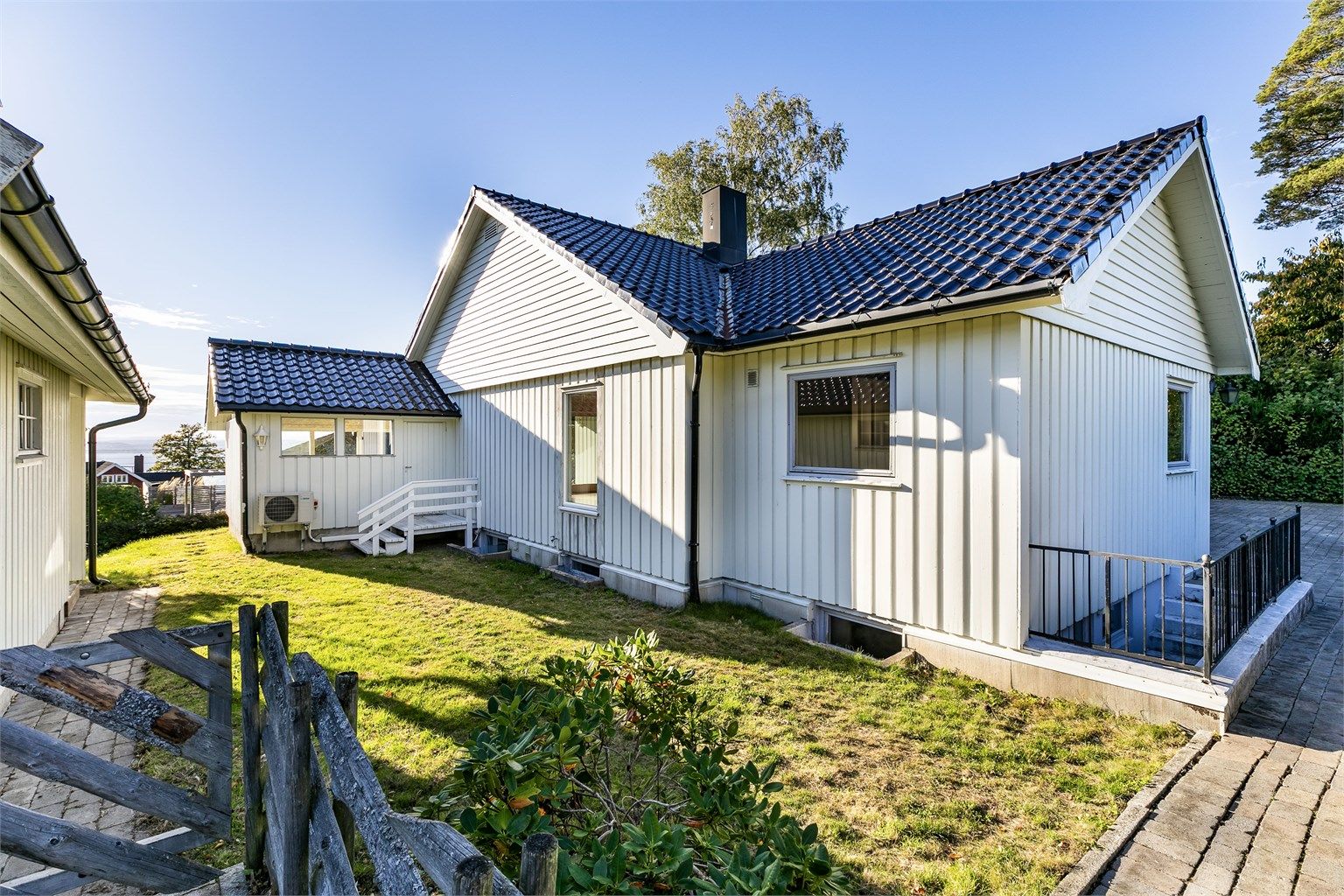 Utvendig kledning og taktekking er fra ukjent årstall. Det er registrert tegn på fuktgjennomtrengning ved skorstein på kaldtloft. 