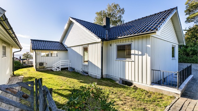 Utvendig kledning og taktekking er fra ukjent årstall. Det er registrert tegn på fuktgjennomtrengning ved skorstein på kaldtloft.