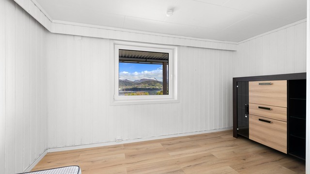 Underetasjen har flere innredede rom som kan benyttes til sove- eller oppholdsrom.