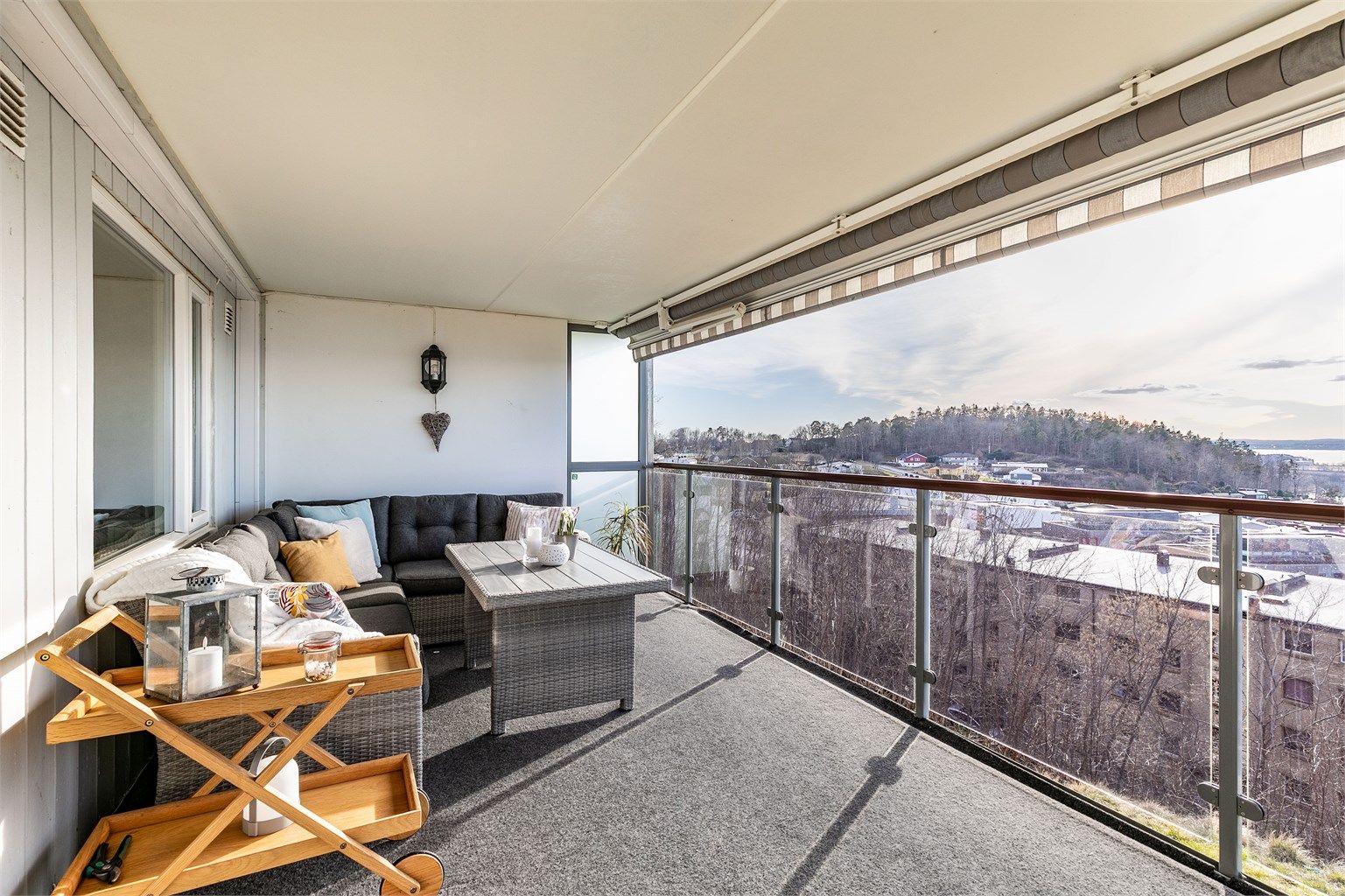 Sommerstid kommer solen til verandaen allerede rundt kl. 14 og varer helt til solnedgang. Skjerming oppnås enkelt med motorisert markise i hel lengde. Fotograf; Børge Oppegård.