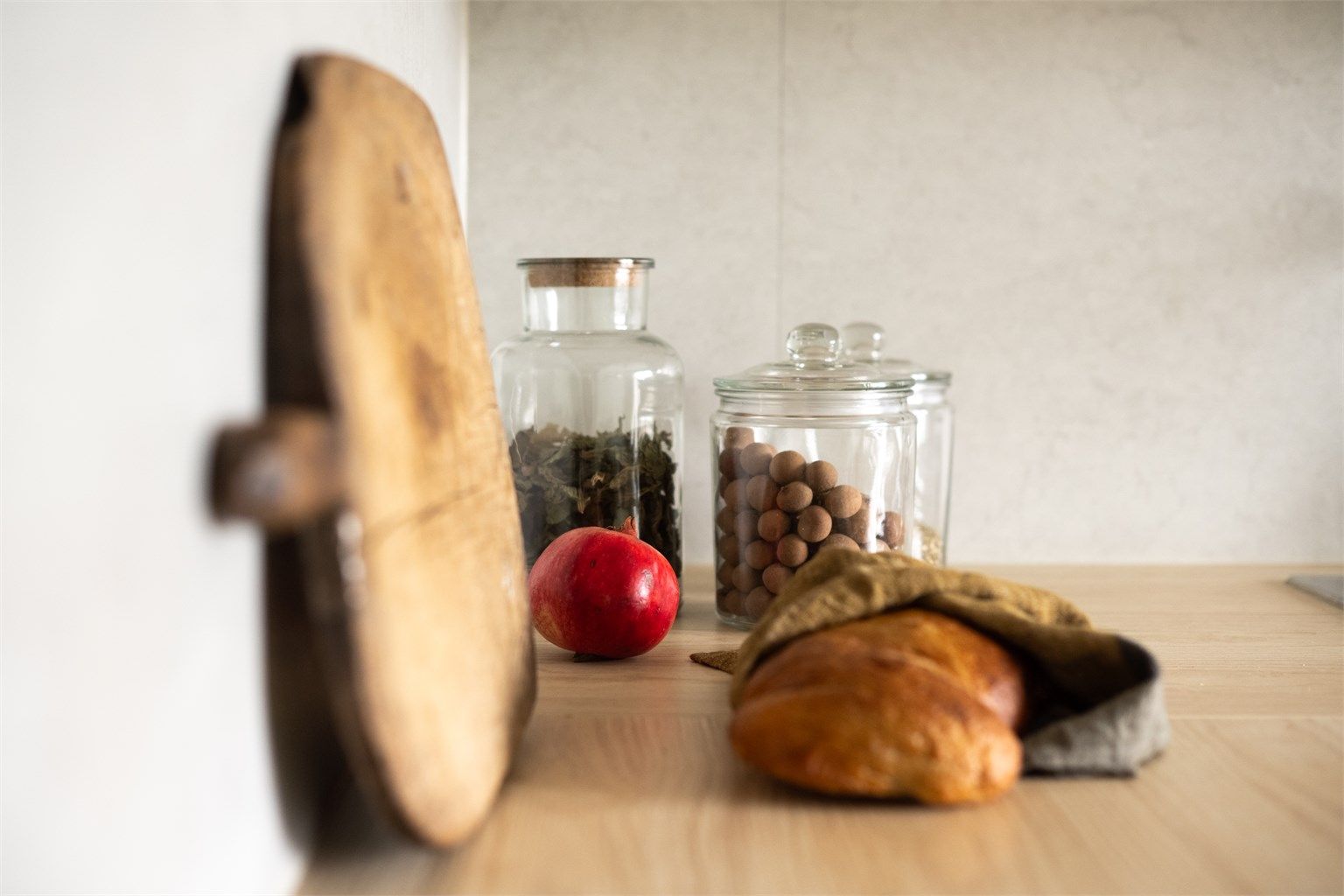 Kitchenboard over benken beskytter veggen og er enkel å rengjøre.