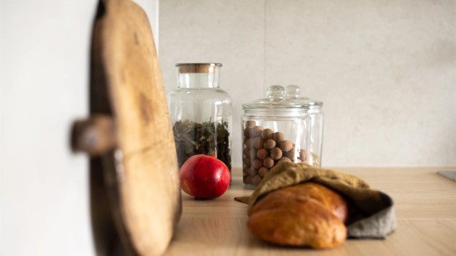 Kitchenboard over benken beskytter veggen og er enkel å rengjøre.