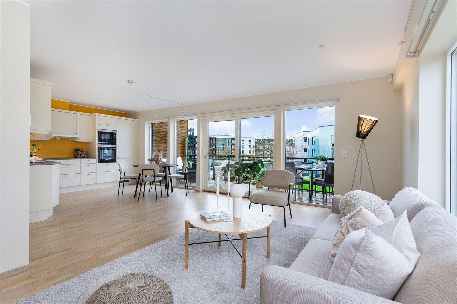 Leiligheten har en god planløsning med stor åpen stue- og kjøkken løsning. Her er det mye vindusflater som slipper inn rikelig med dagslys. 