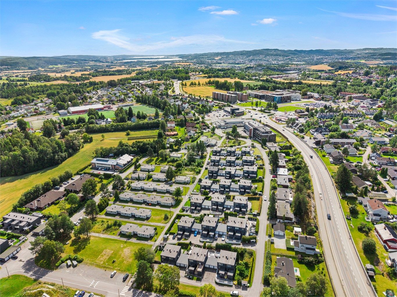 Kort vei til E6 gir enkel adkomst til Oslo på ca. 15 minutter og Gardermoen på ca. 20 minutter.