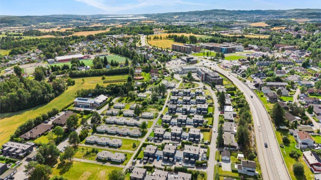 Kort vei til E6 gir enkel adkomst til Oslo på ca. 15 minutter og Gardermoen på ca. 20 minutter.