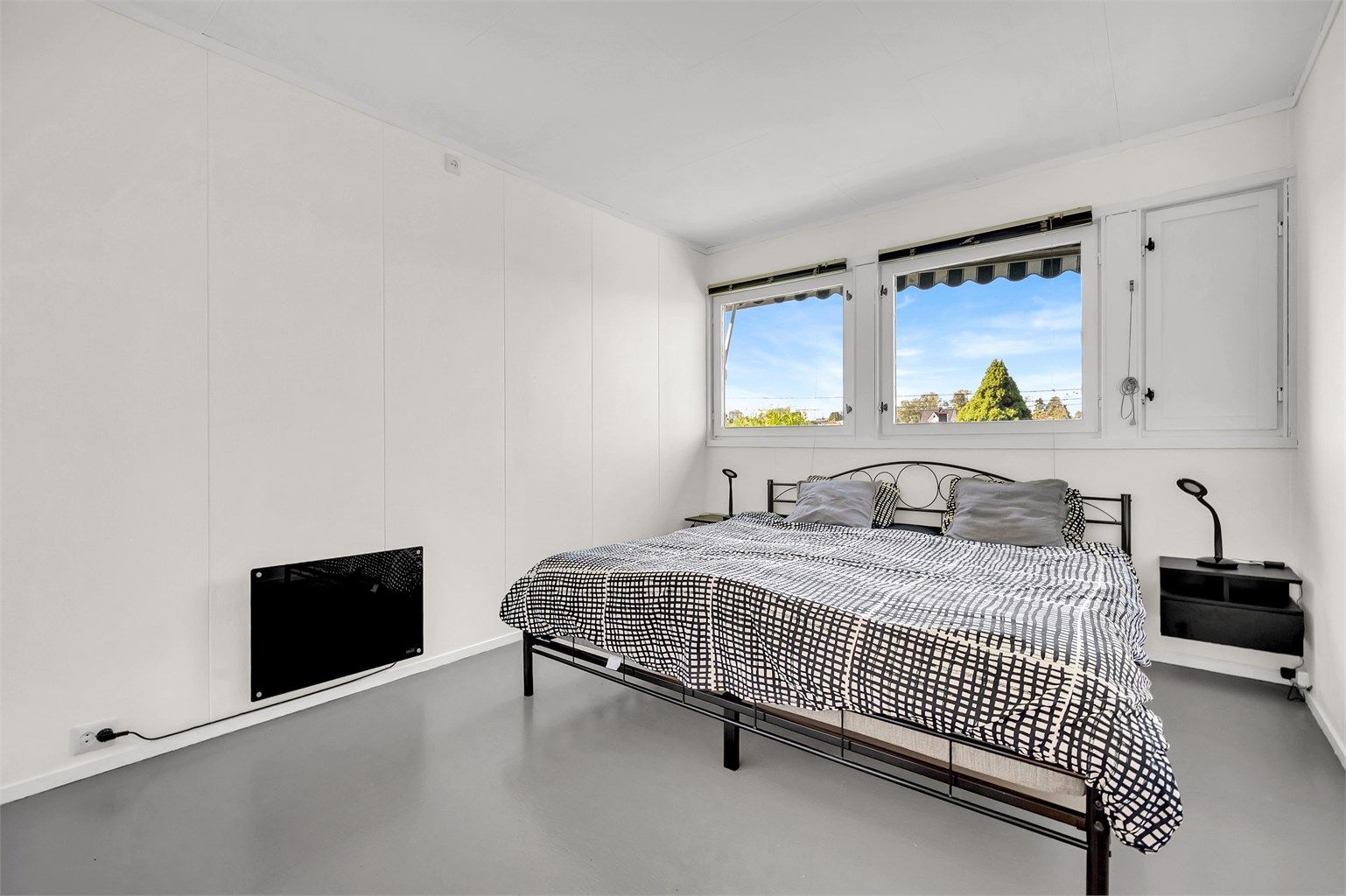 Hovedsoverommet er romslig og kan enkelt innredes med både dobbeltseng og tilhørende nattbord. 