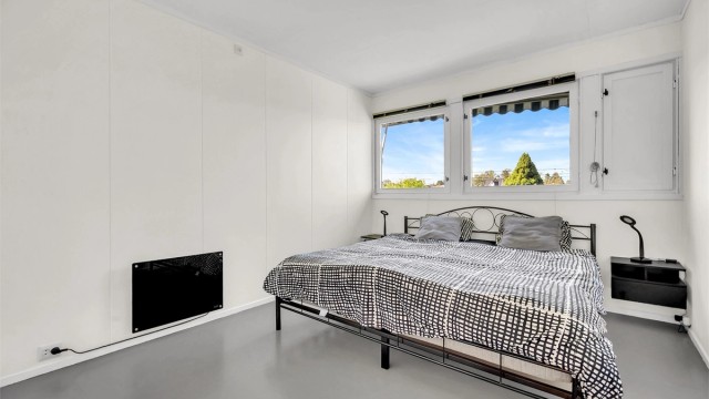 Hovedsoverommet er romslig og kan enkelt innredes med både dobbeltseng og tilhørende nattbord.