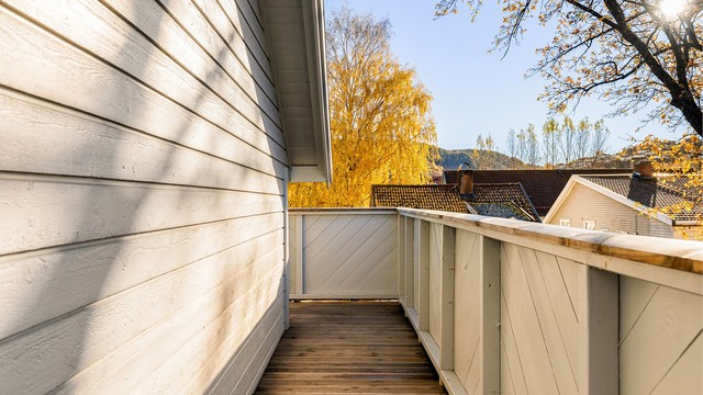 Balkongen har fin utsikt over nærområdet, i tillegg er det gode solforhold iflg. selger. Utvidelse og sammenslåing av to balkonger, er ikke byggemeldt.