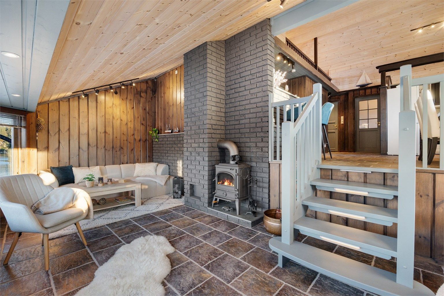 Rentbrennende peisovn i stuen gir god varme til hele hytten