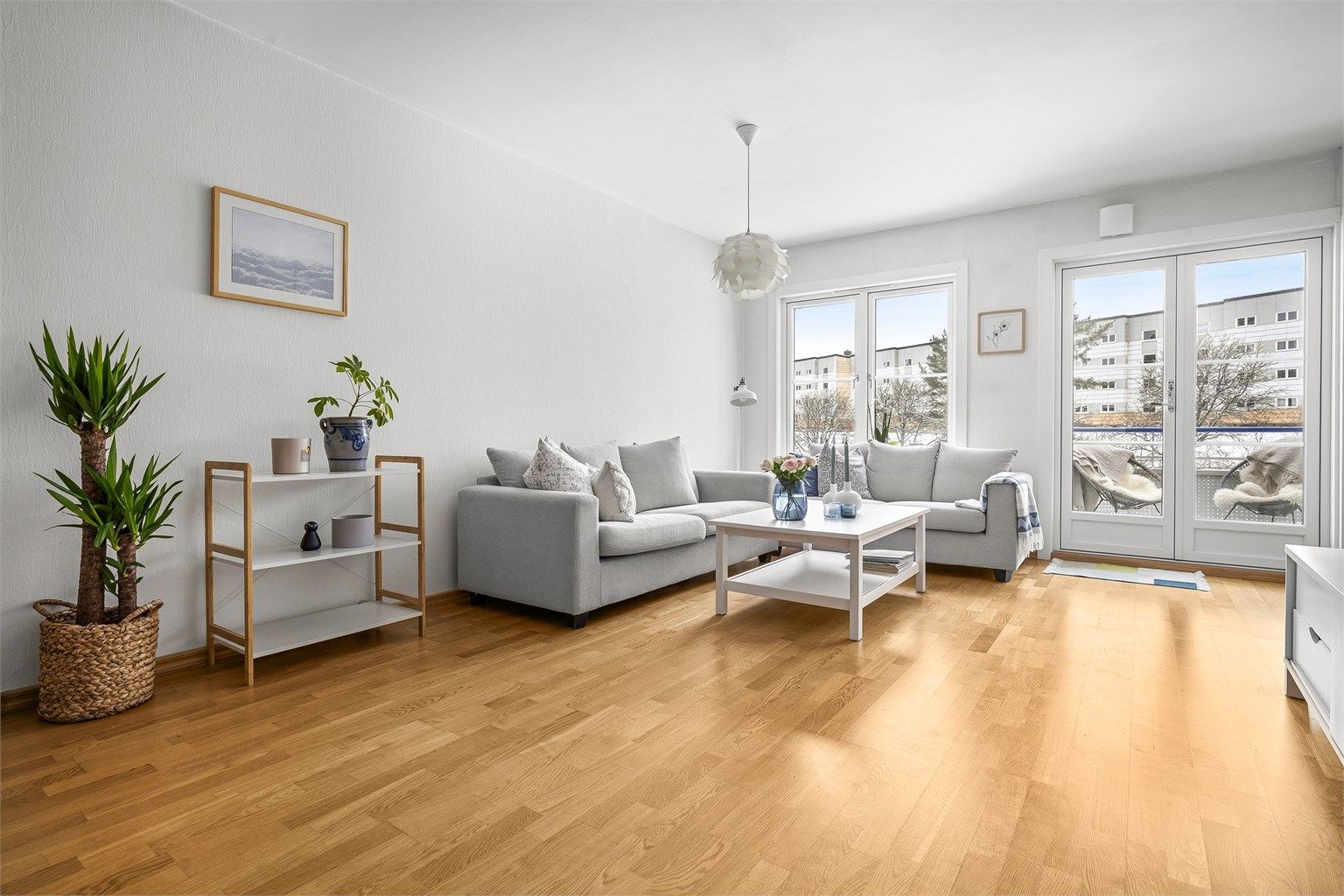 Store vindusflater fra 2019 med 3-lags energiglass gir godt lys og bidrar til lavt strømforbruk.