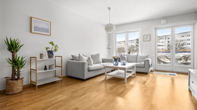 Store vindusflater fra 2019 med 3-lags energiglass gir godt lys og bidrar til lavt strømforbruk.