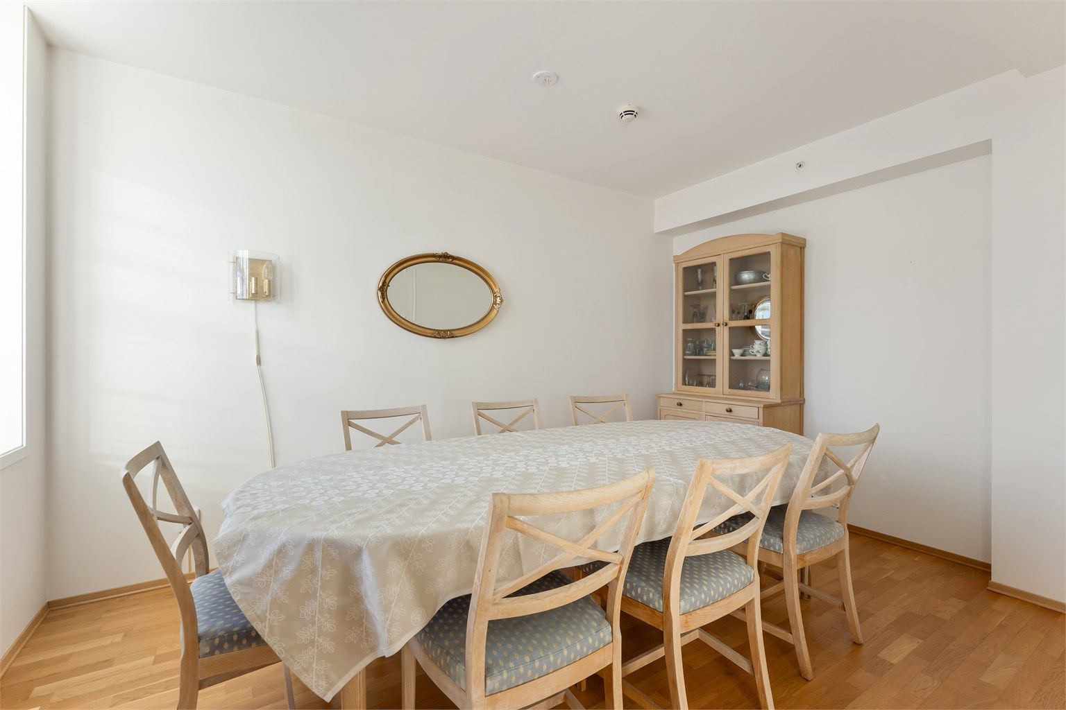 Det ene av leilighetens to soverom er romslig og kan også innredes som spisestue.