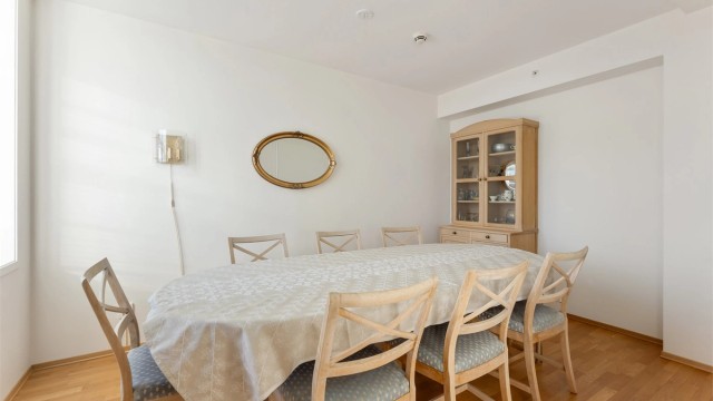 Det ene av leilighetens to soverom er romslig og kan også innredes som spisestue.