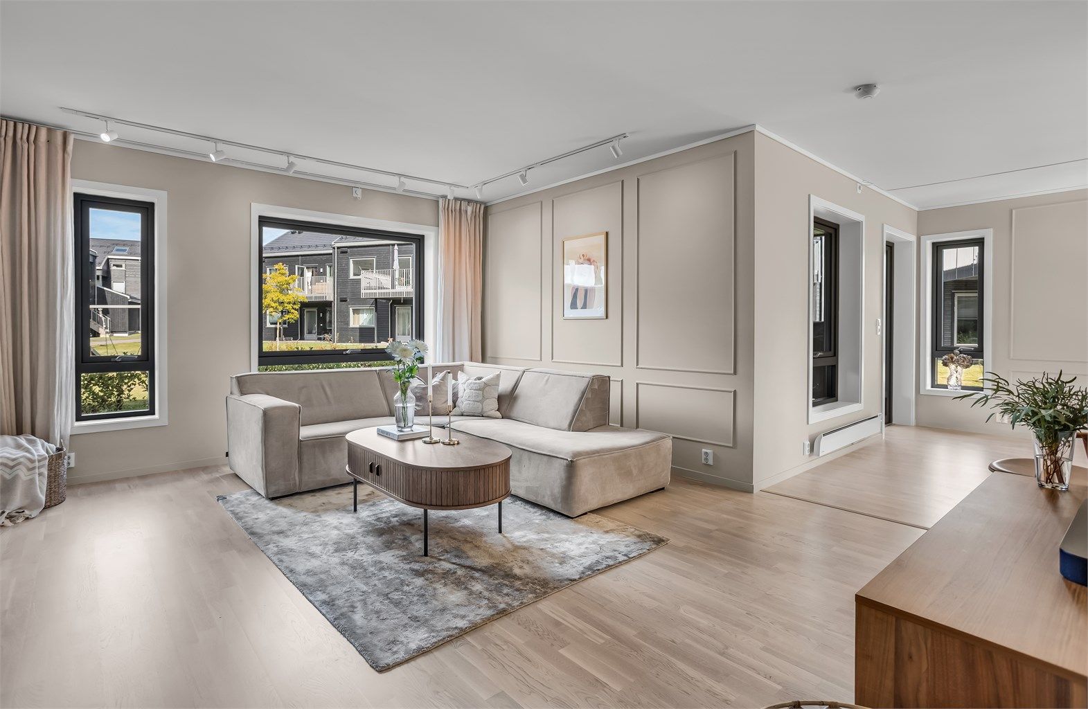 Stuen er malt i moderne farger og har god plass til sofagruppe.