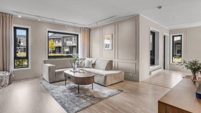 Stuen er malt i moderne farger og har god plass til sofagruppe.