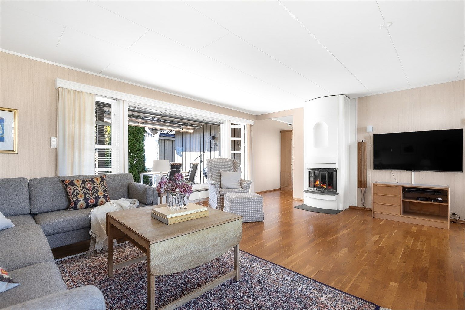 Stuen i 1.etasje er lys og romslig med flere møbleringsmuligheter. Her er det plass til sofagruppe og TV-område.