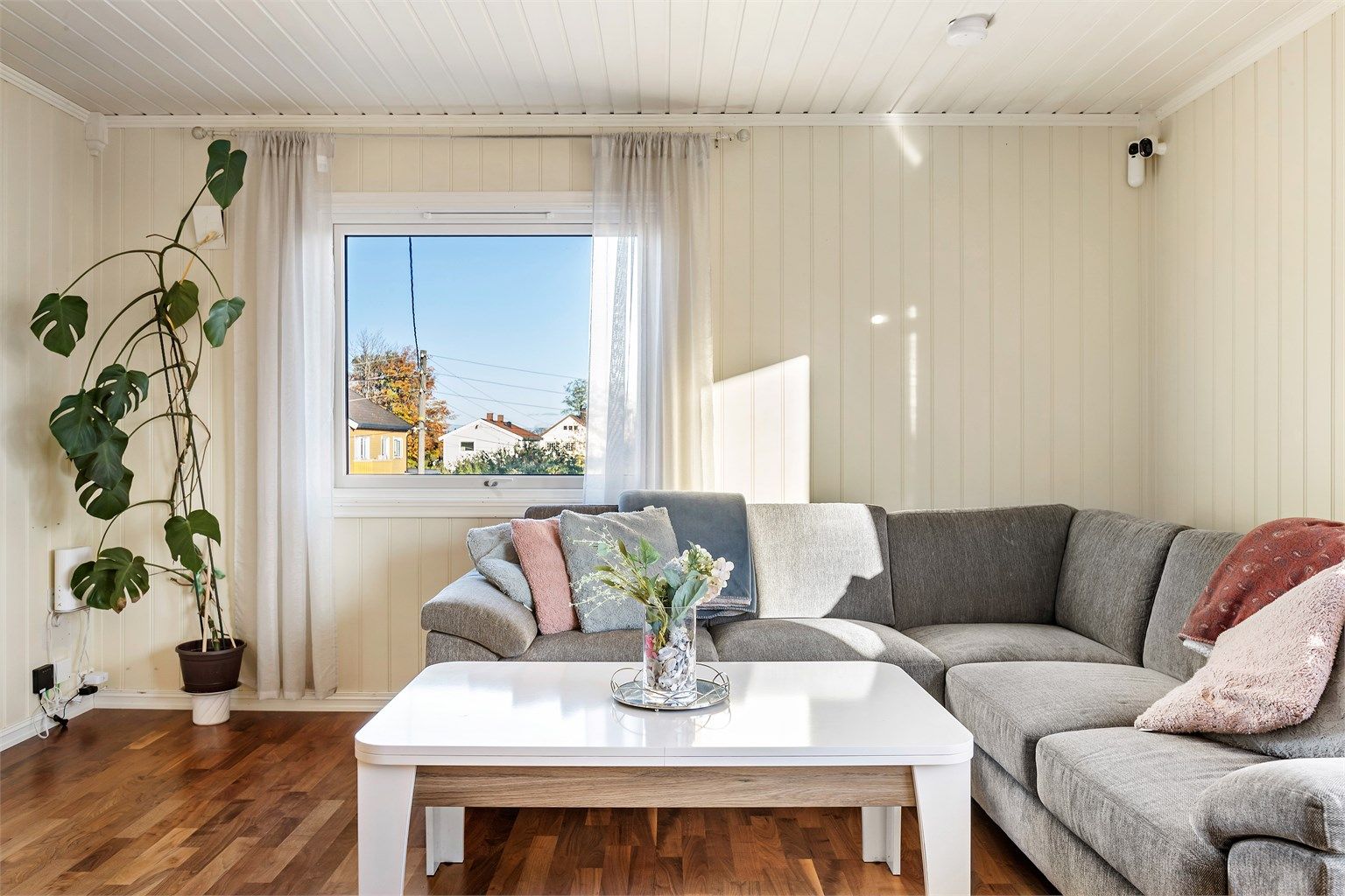 Stuen har god plass til sofagruppe, bord, TV og tilhørende møblement. 