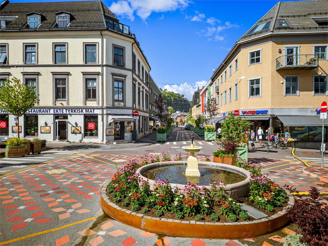 Holmestrand sentrum byr på et hyggelig utvalg av caféer og restauranter kun en kort spasertur unna. 