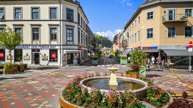 Holmestrand sentrum byr på et hyggelig utvalg av caféer og restauranter kun en kort spasertur unna.