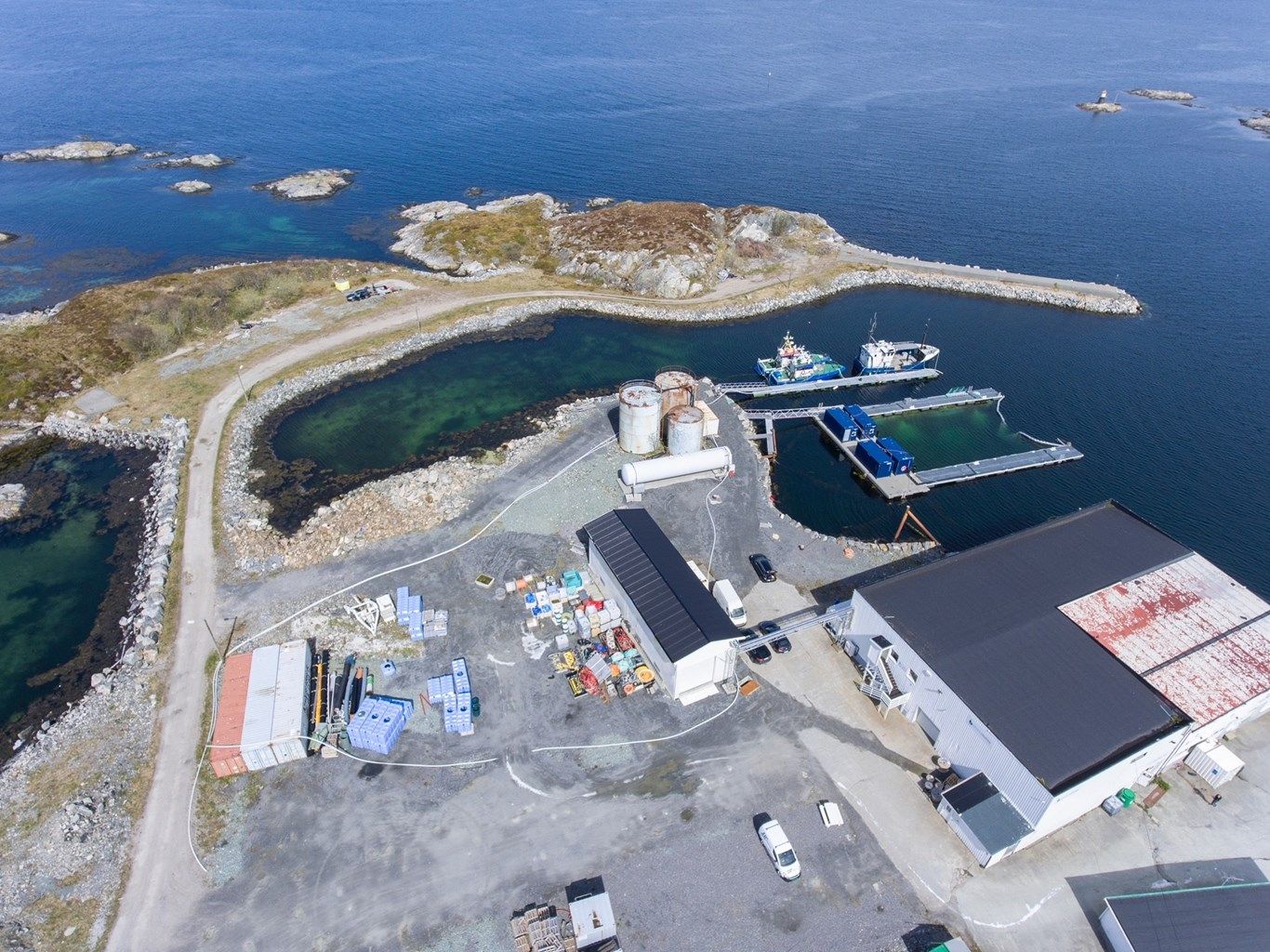 Eiendommen ligger i Kjerringvågen, på nordsiden.