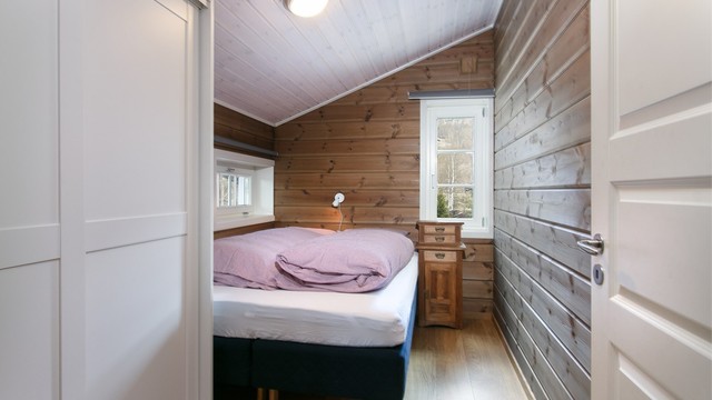 Det ene av to soverom i andre etasje, utstyrt med skyvedørsgarderobe.