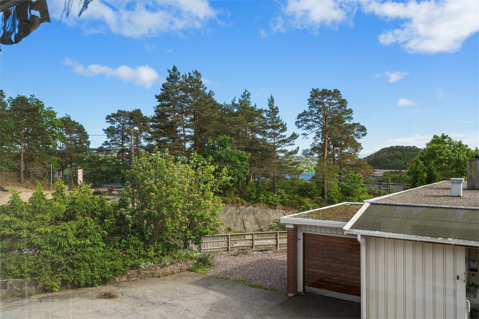 Utsikt fra stuevindu mot lekeplass, friareal og Topdalsfjorden