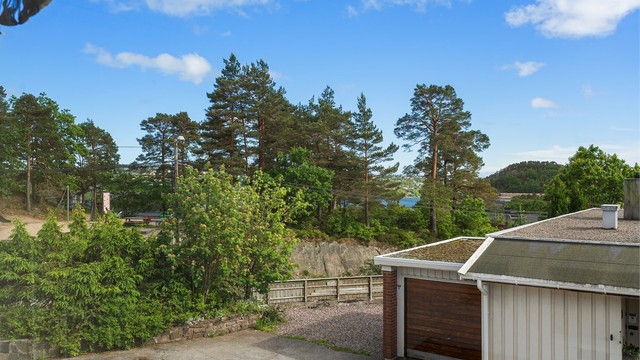 Utsikt fra stuevindu mot lekeplass, friareal og Topdalsfjorden