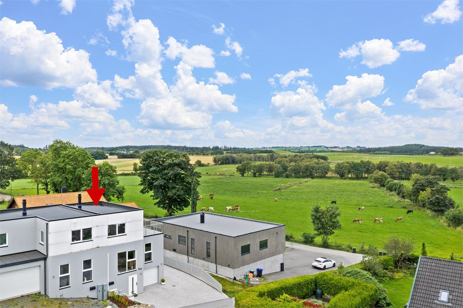Boligen ligger i natursjønne omgivelser og har en fantastisk flott utsikt fra stue/kjøkken på toppen samt fra ca. 53 kvm. takterrasse. Eiendommen har sol fra morgen til kveld.