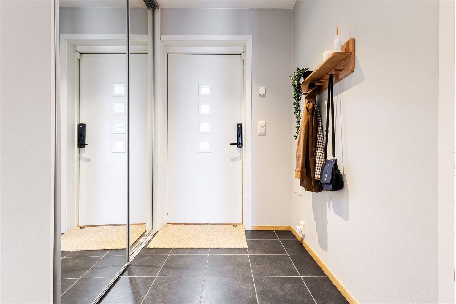 Stor skyvedørsgarderobe med speilfronter. 