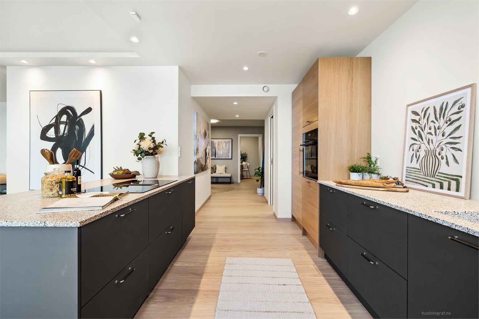 En gjennomtenkt planløsning gir god flyt mellom kjøkkenet og resten av leiligheten.