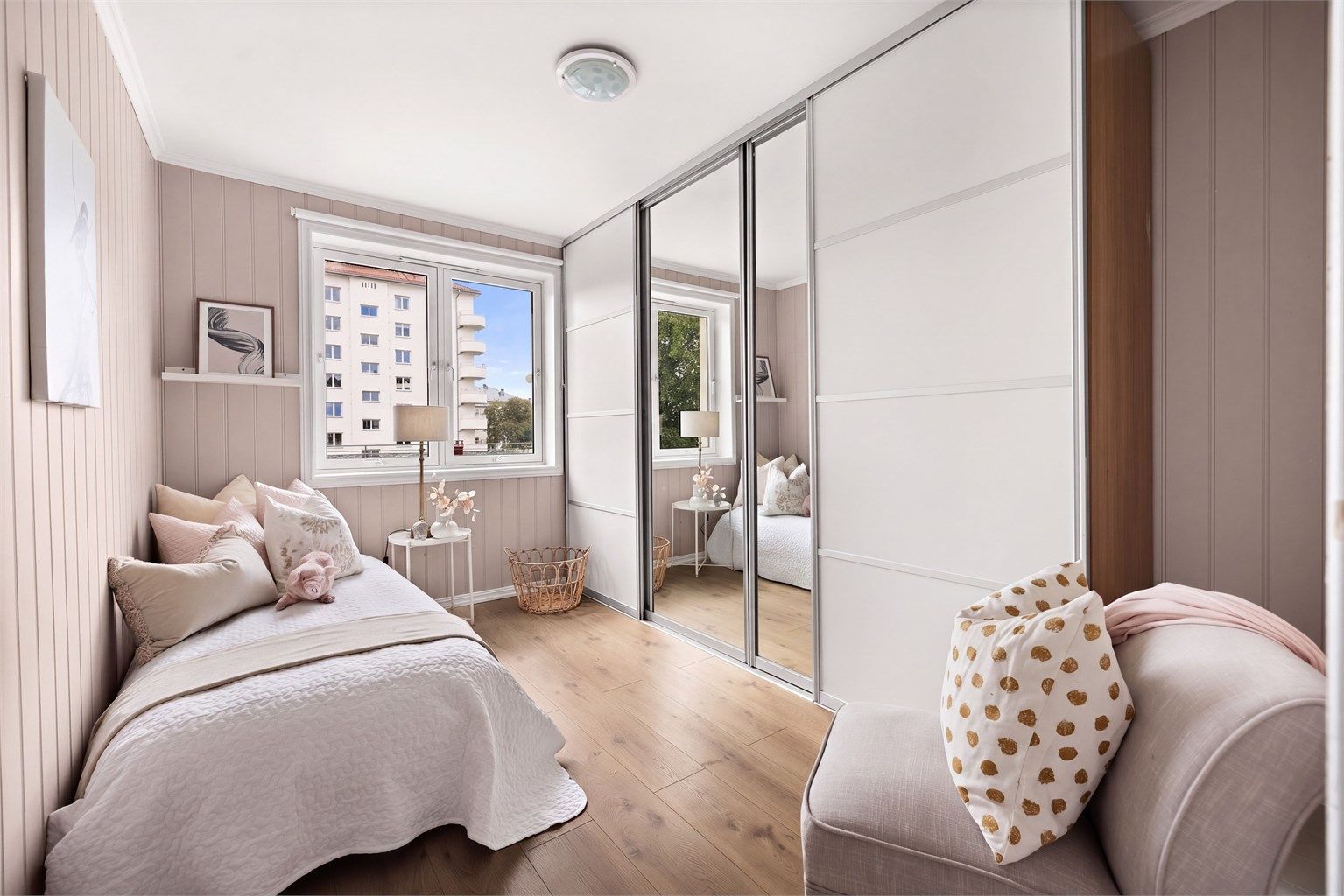 Soverom nr to har også god størrelse og stor skyvedørsgarderobe