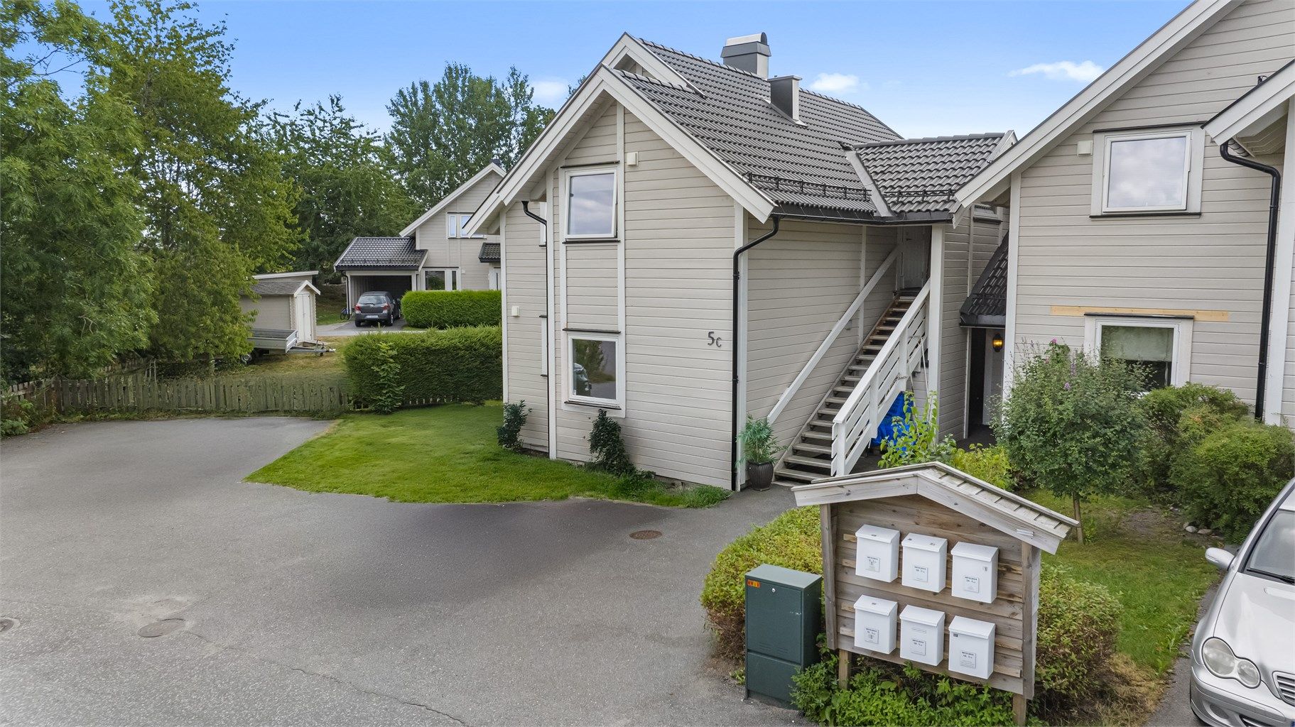 Parkeringsplass rett ved utgangsdøren for enkel og praktisk tilgang.