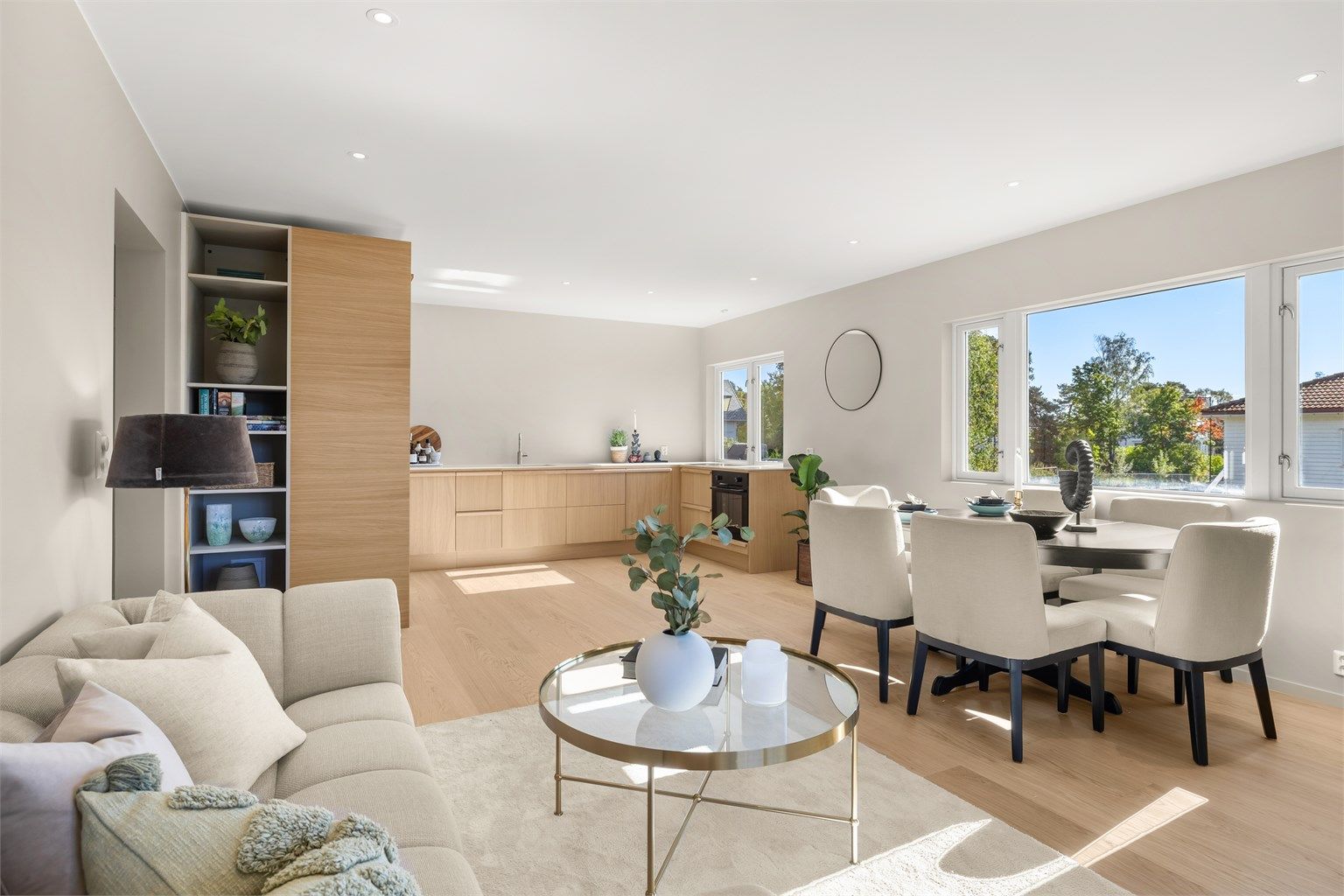 Stuen er lys og luftig.