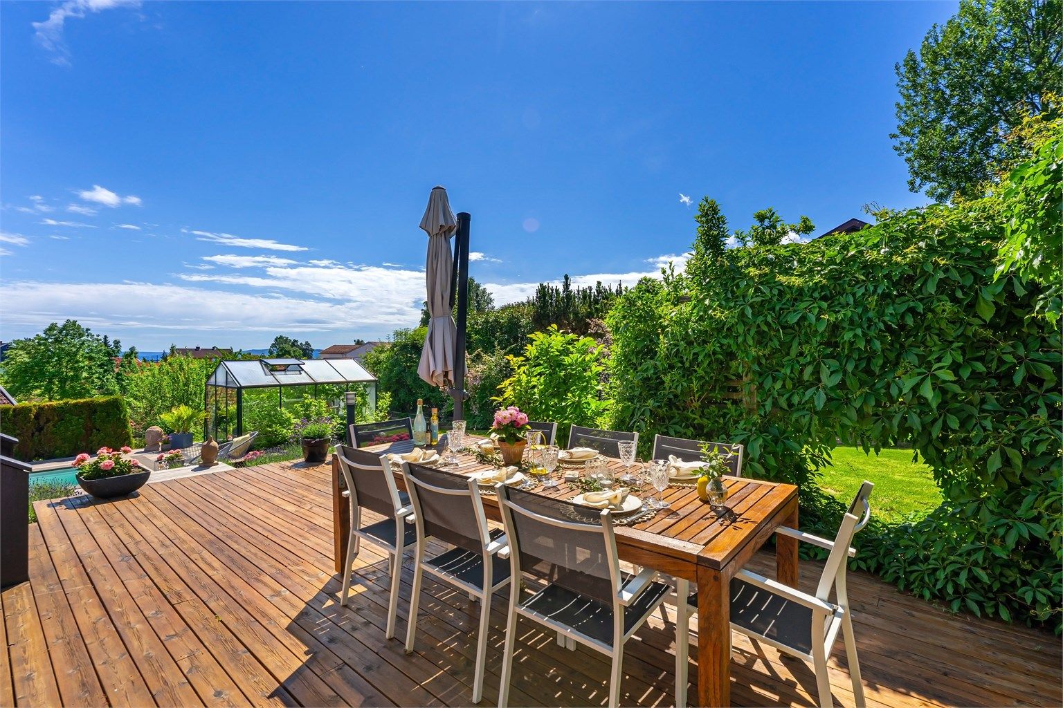 Videre adkomst til en stor terrasse på 75 m² med svømmebasseng.