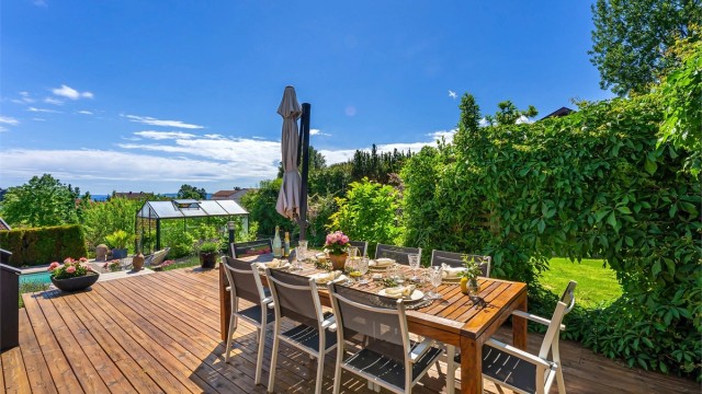 Videre adkomst til en stor terrasse på 75 m² med svømmebasseng.