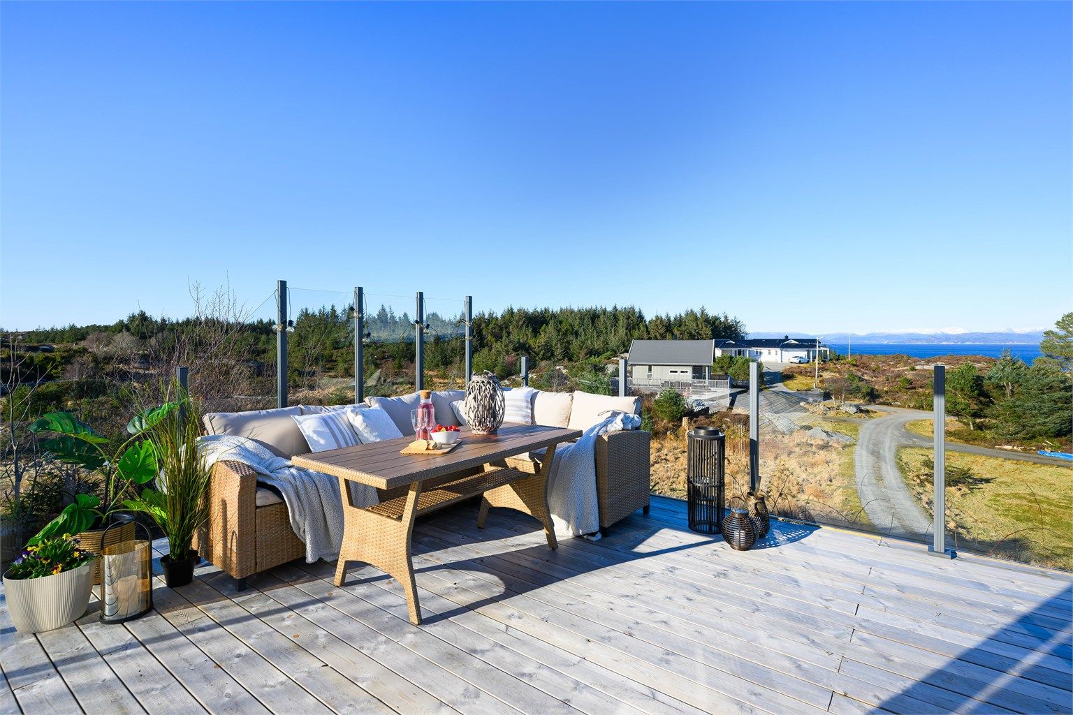 Tomten er svært solrik og man har flere uteplasser å nyte.